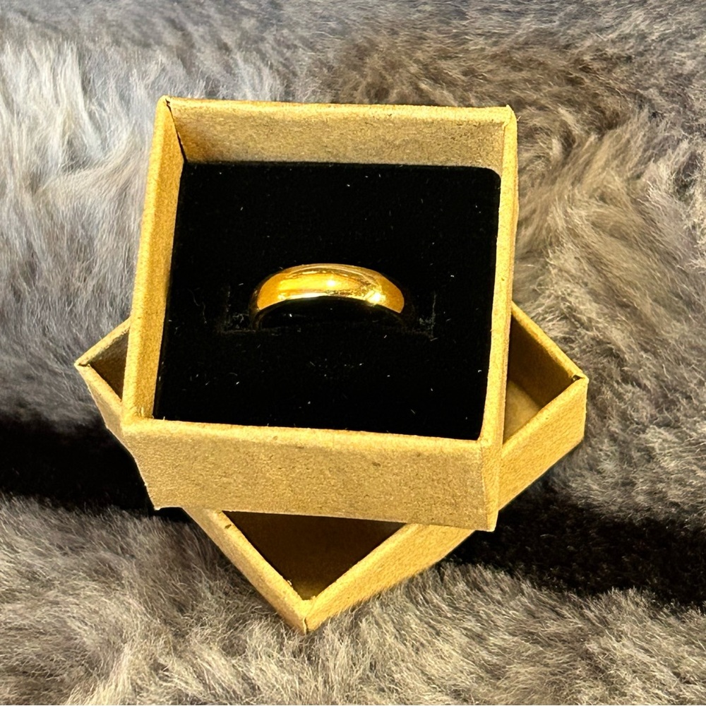 Ladies 18kt solid yellow gold 4mm classic dome wedding band NWT 3.5